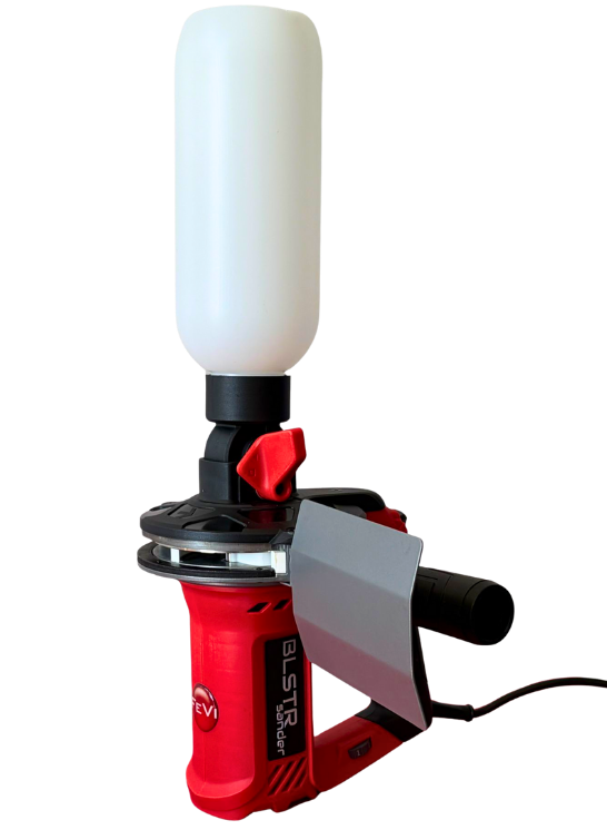 BLSTR Sander in azione su ringhiera in ferro arrugginito – sabbiatrice portatile senza compressore